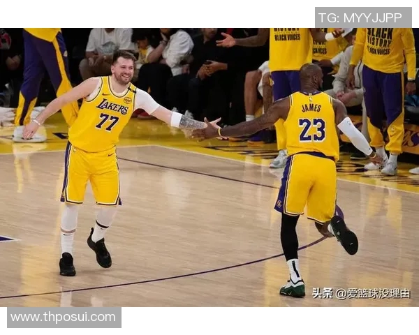 湖人大胜！东契奇49+11+8，赛后老詹先一步退场，东契奇场边迎接队友