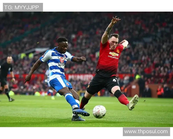 昔日搭档重现球场！琼斯社媒晒出与巴恩斯通道合影